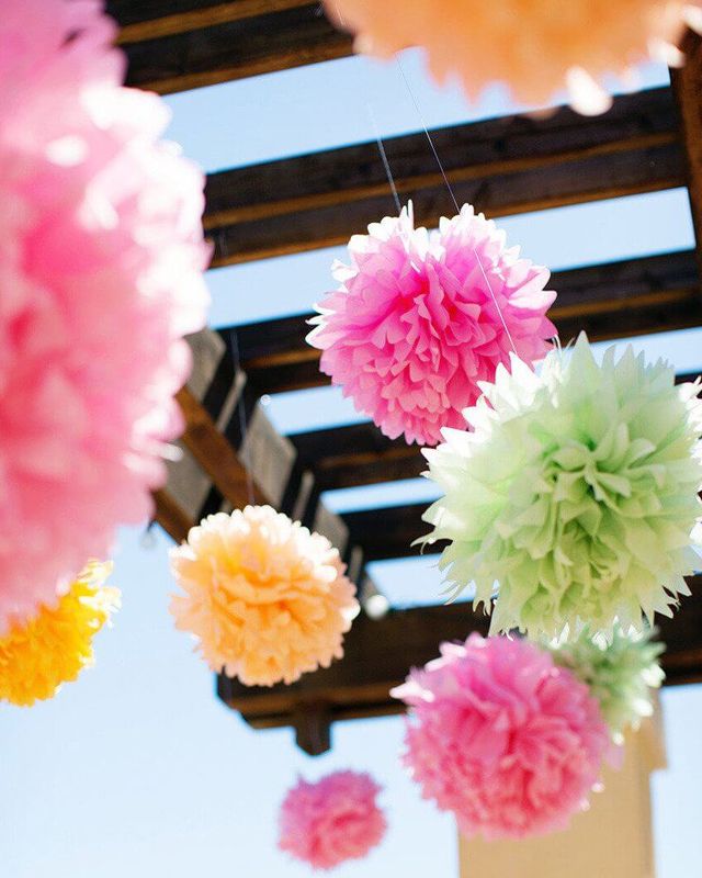 Декор потолка яркими бумажными помпонами разных цветов